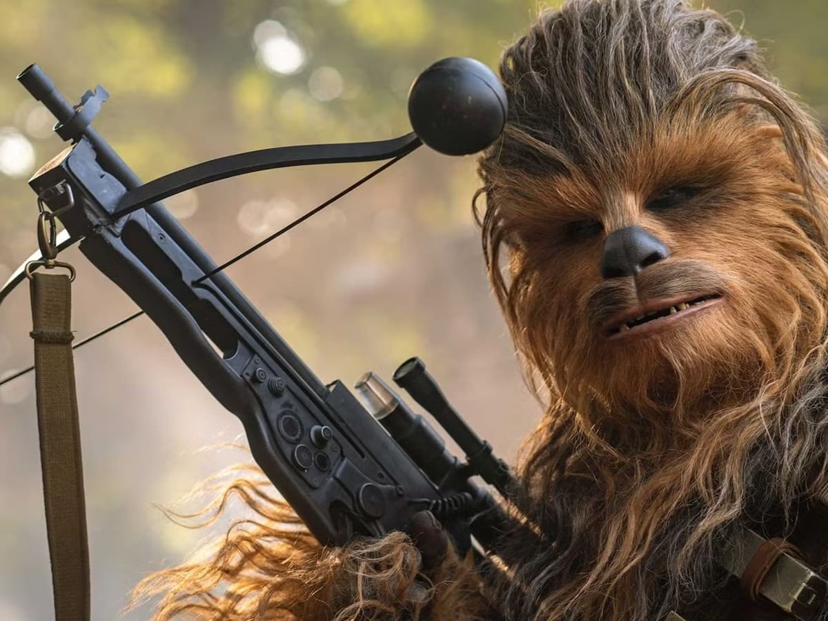 Subastan la icónica ballesta de Chewbacca de Star Wars por un millonario e inédito monto de dinero