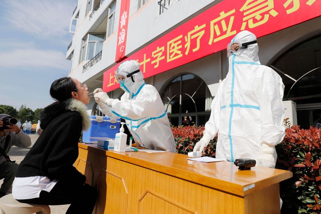 Trabajadores de la salud realizan exámenes del Covid-19 en China