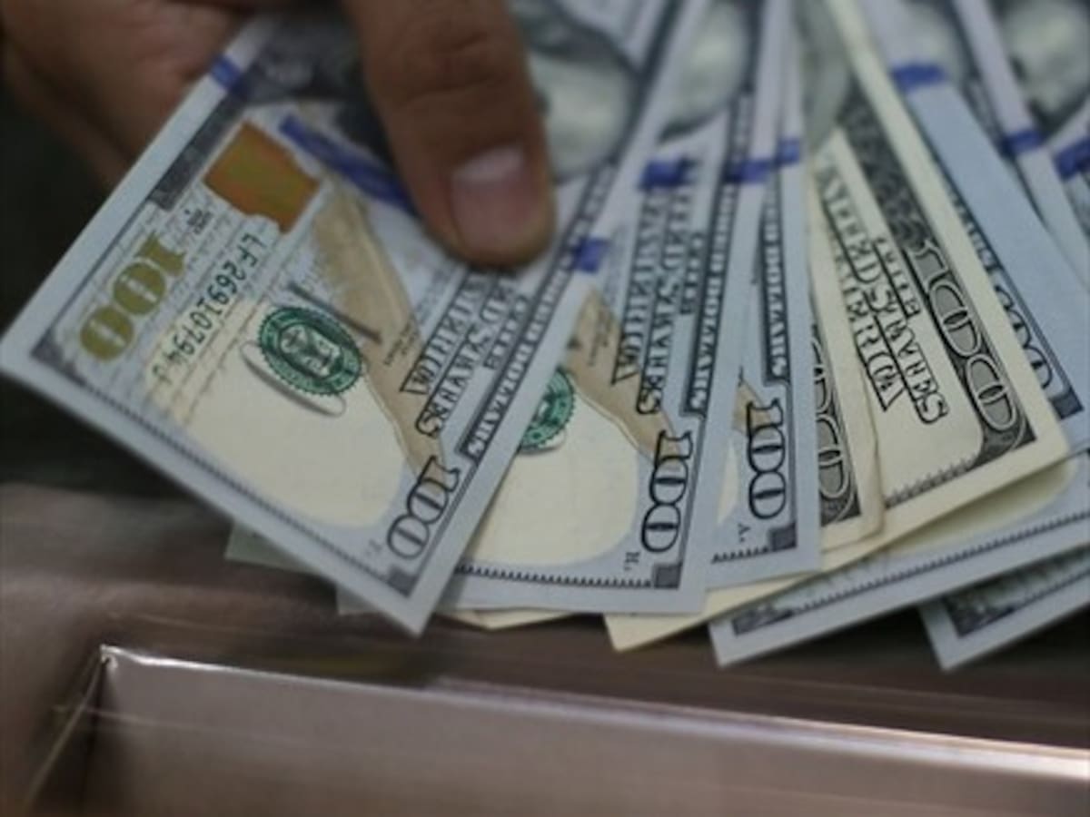 Dólar se dispara casi $8 en la apertura y queda a un paso de los $700