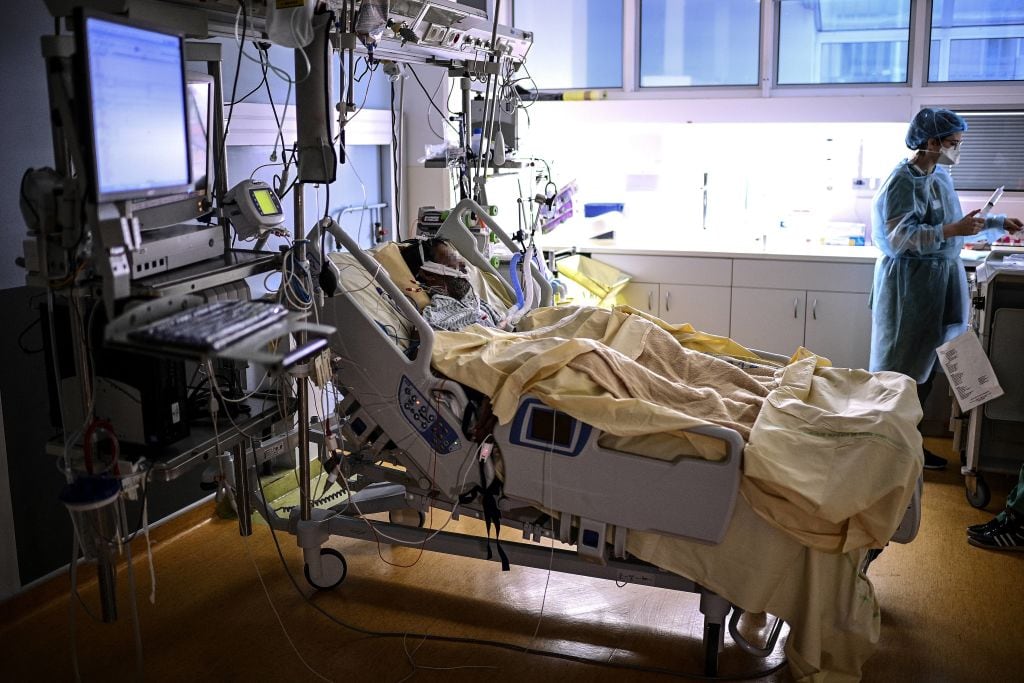 Paciente Covid-19 en UCI es atendido en un hospital de París