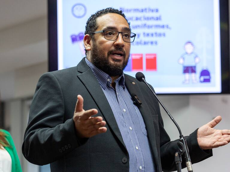 Ministro Cataldo expresa preocupación por instalación de detector de metales en colegio de Valparaíso