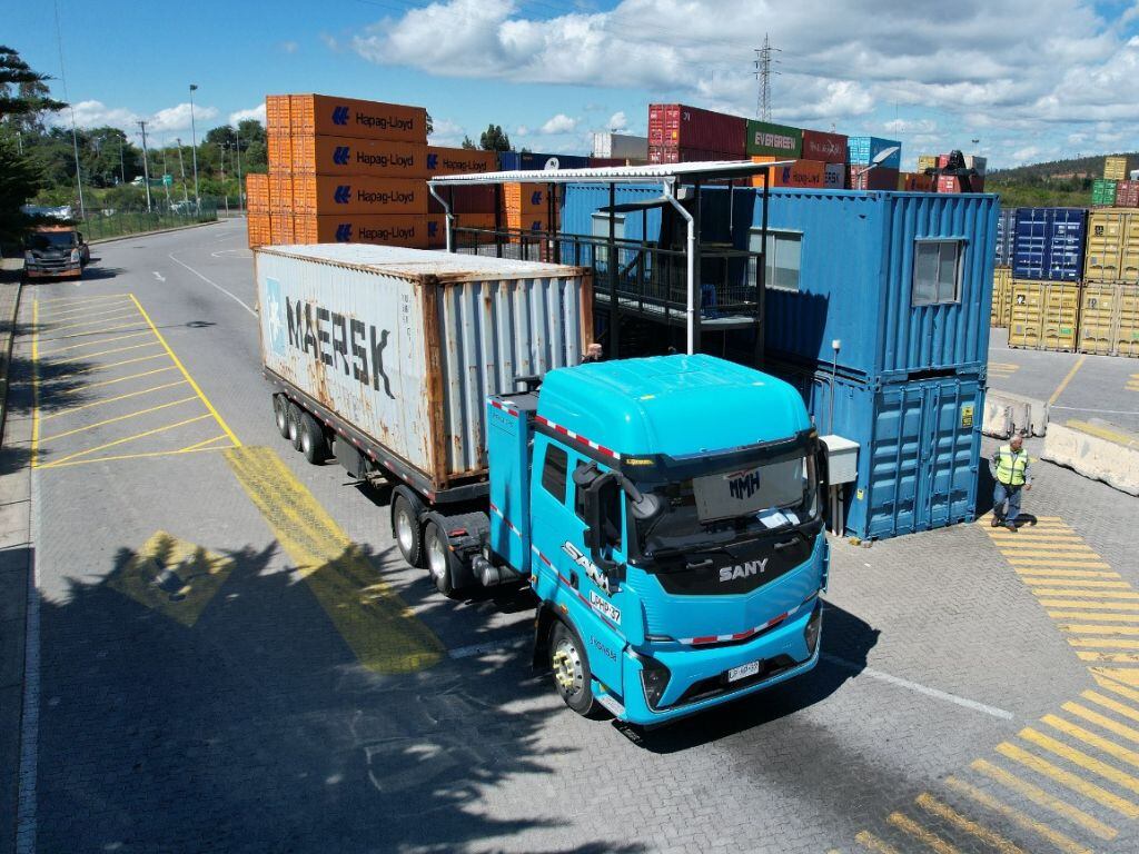 Camión 100% eléctrico llega al puerto de Valparaíso: inicia inédito piloto para transporte de carga