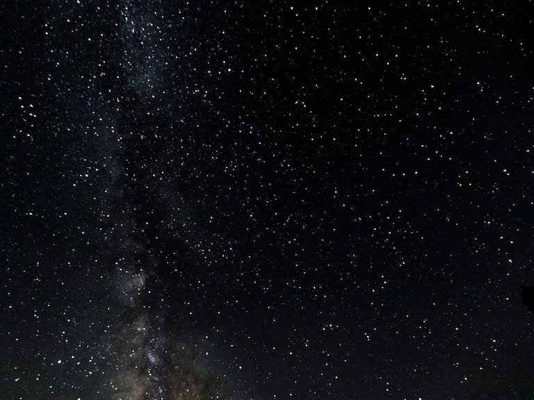 ¿Por qué vemos oscuro el espacio, aunque esté lleno de estrellas? Esta es la explicación