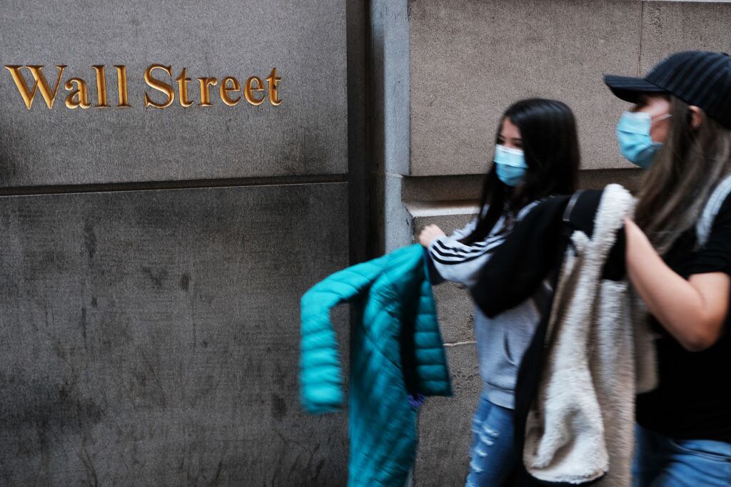 Las personas usan mascarillas en la zona de Wall Street en Nueva York