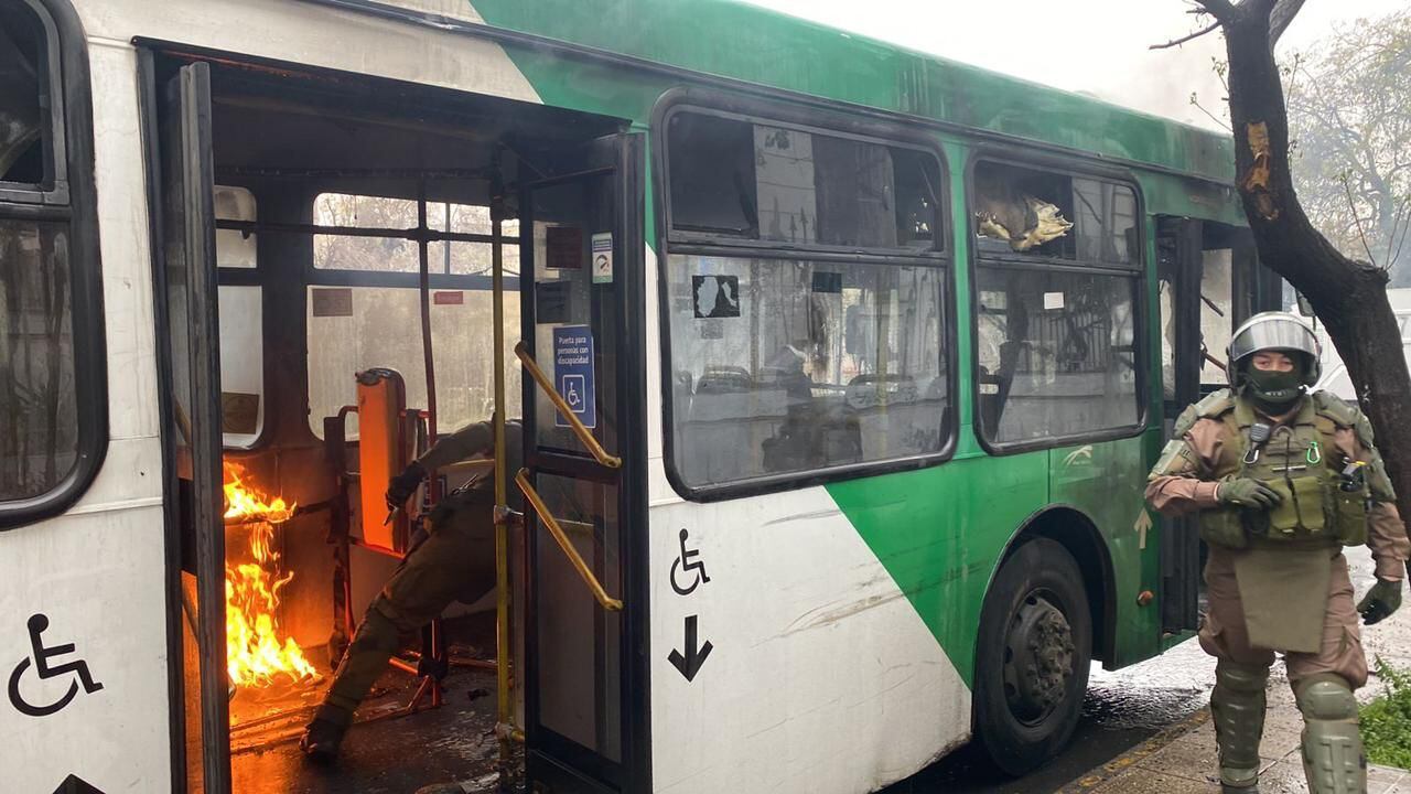Bus incendiado frente al Liceo de Aplicaciones. / ADN.cl