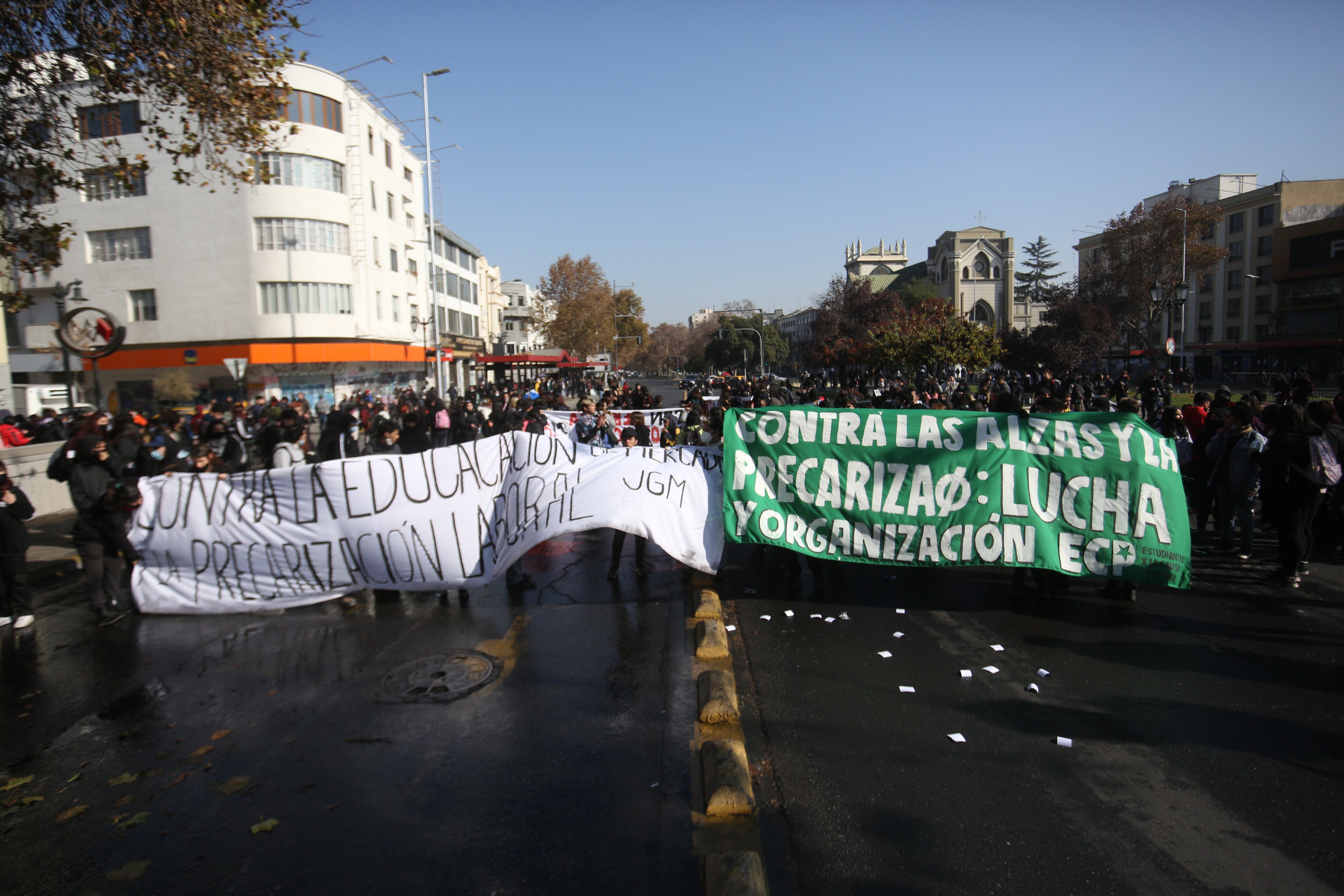 Marcha estudiantil durante la cuenta pública. / Agencia Uno.