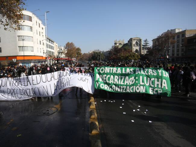 Marcha estudiantil durante la cuenta pública. / Agencia Uno.