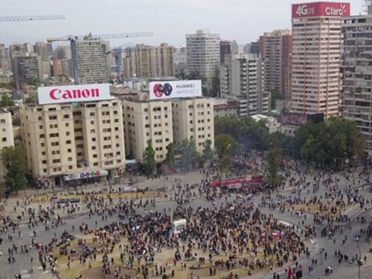 Dos carabineras terminaron con quemaduras tras ser alcanzadas con bombas molotov