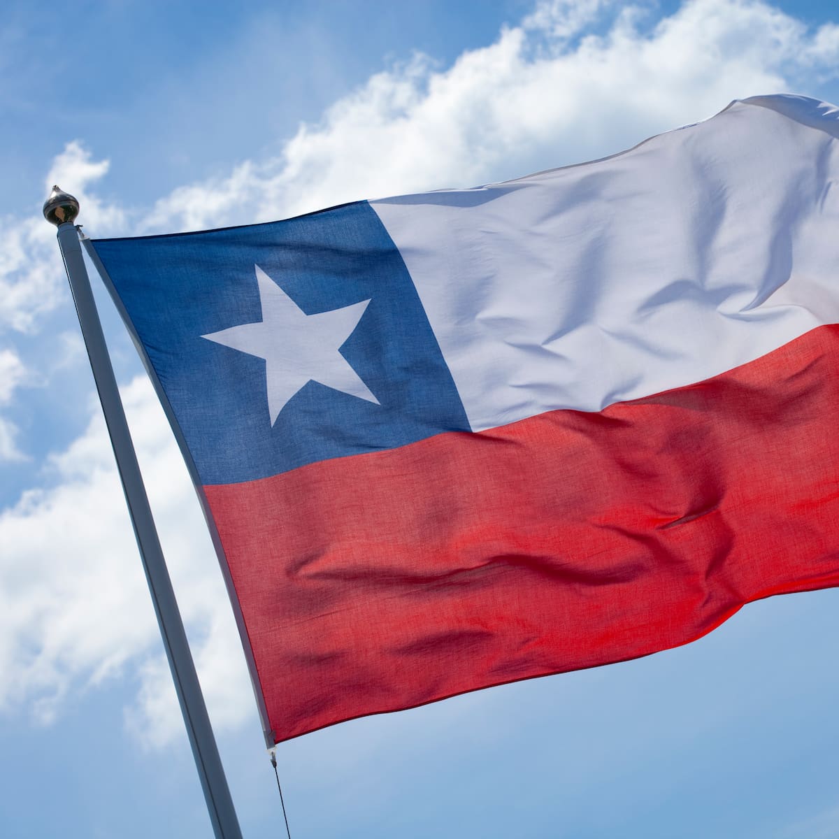 ¿Cuándo es obligatorio poner la bandera de Chile en Fiestas Patrias? Fechas y cómo izarla para evitar multas