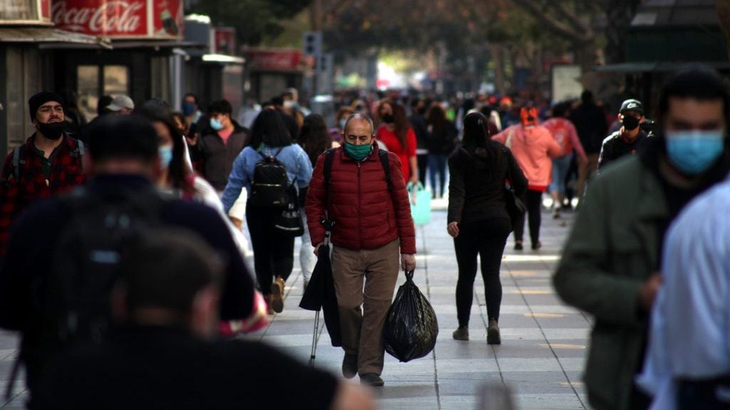 21 DE AGOSTO DE 2020/SANTIAGO
Aumento de personas en Santiago Centro tras salir de cuarentena y pasar a Fase 2 de transición al desconfinamiento, durante la pandemia por Coronavirus, Santiago.
FOTO: AILEN DÍAZ/AGENCIAUNO