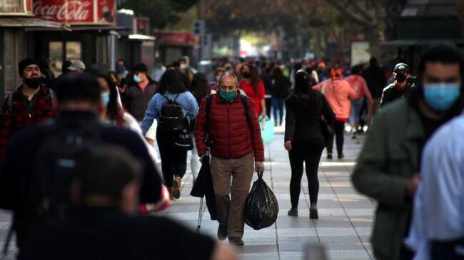 21 DE AGOSTO DE 2020/SANTIAGO
Aumento de personas en Santiago Centro tras salir de cuarentena y pasar a Fase 2 de transición al desconfinamiento, durante la pandemia por Coronavirus, Santiago.
FOTO: AILEN DÍAZ/AGENCIAUNO