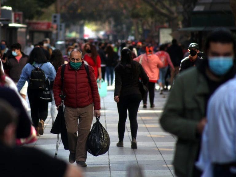 21 DE AGOSTO DE 2020/SANTIAGO
Aumento de personas en Santiago Centro tras salir de cuarentena y pasar a Fase 2 de transición al desconfinamiento, durante la pandemia por Coronavirus, Santiago.
FOTO: AILEN DÍAZ/AGENCIAUNO