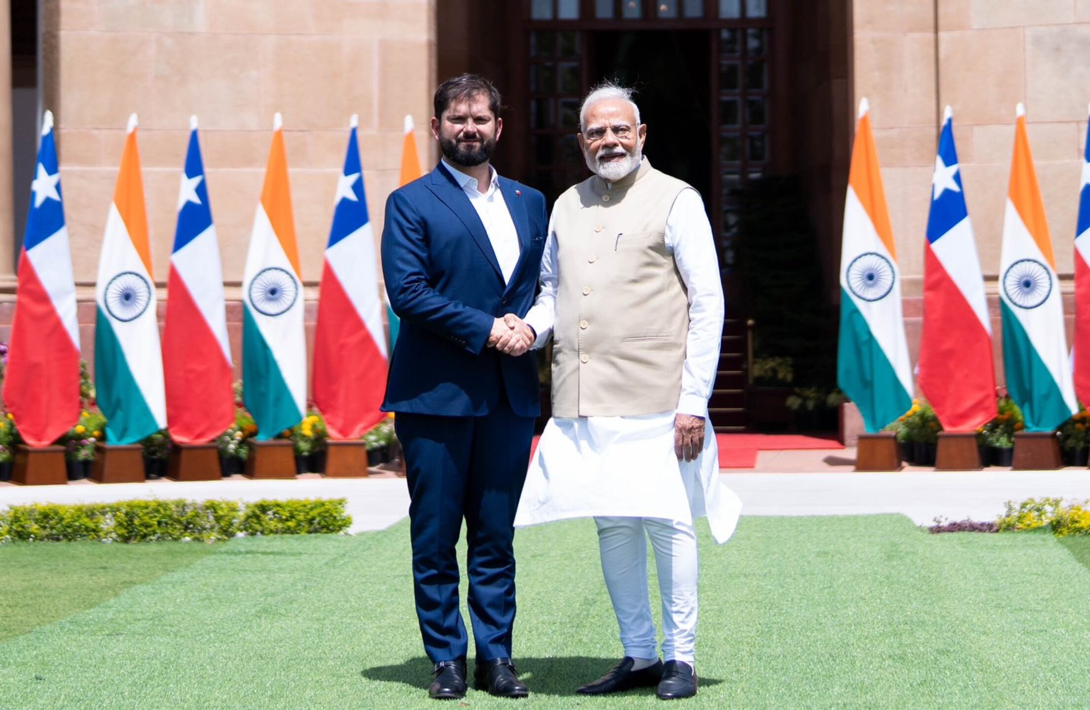 Presidencia | El Presidente Gabriel Boric siendo recibido por el primer ministro de India, Narendra Modi, en el marco de su gira por el país asiático