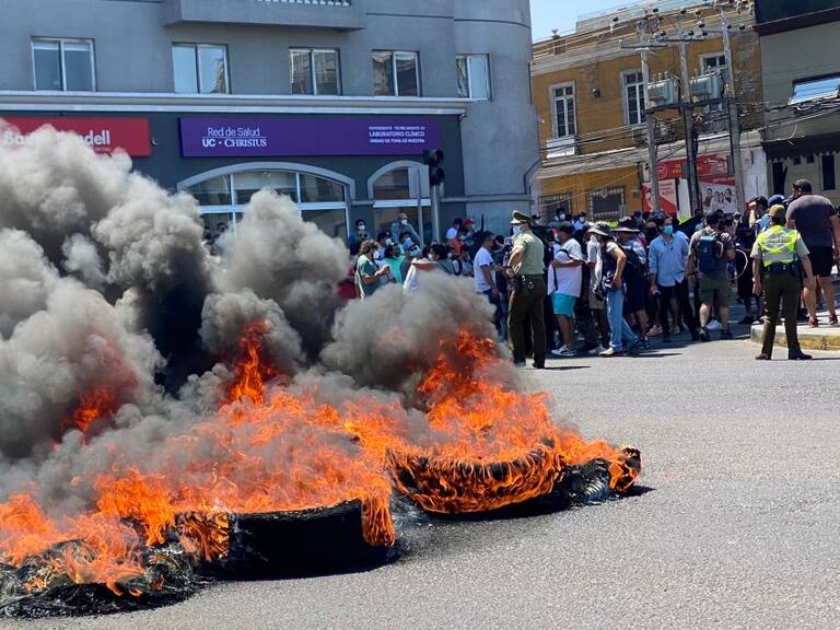 Bloqueos de rutas, marchas y barricadas se registran en Iquique tras llamado a paralización