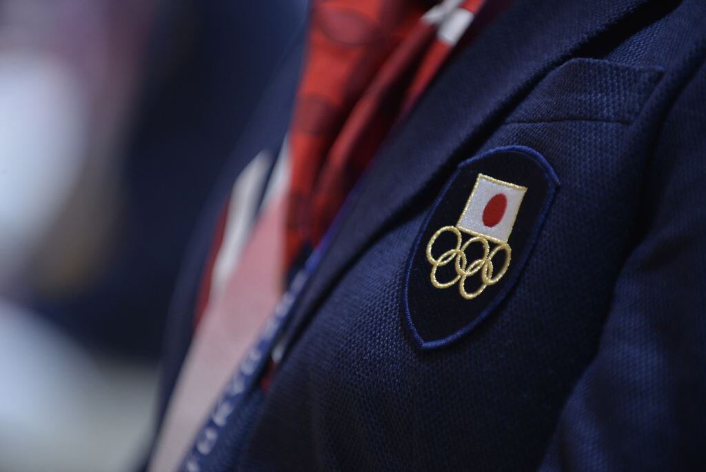 Anillos olímpicos en una chaqueta de funcionarios de Tokio 2020