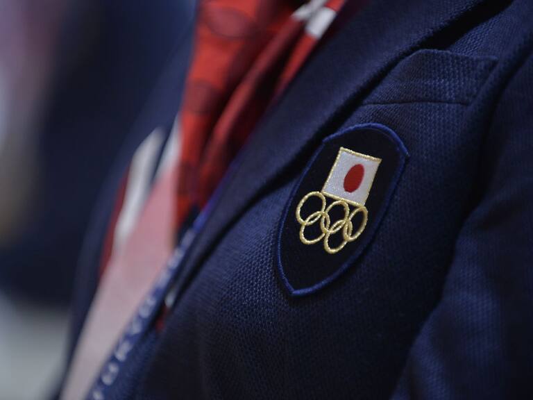 Anillos olímpicos en una chaqueta de funcionarios de Tokio 2020