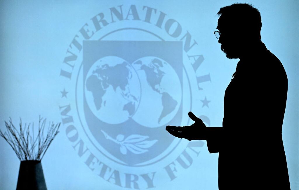El economista jefe del FMI, Pierre Olivier Gourinchas, junto al logo del organismo