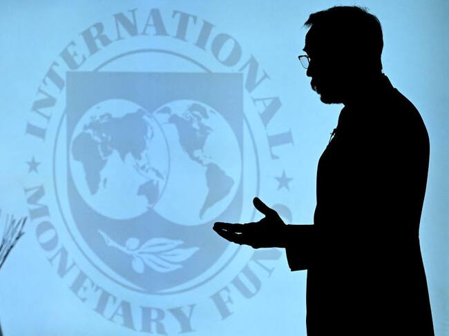 El economista jefe del FMI, Pierre Olivier Gourinchas, junto al logo del organismo