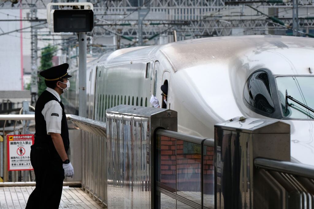 El tren rápido Shinkansen prepara su viaje desde Tokio