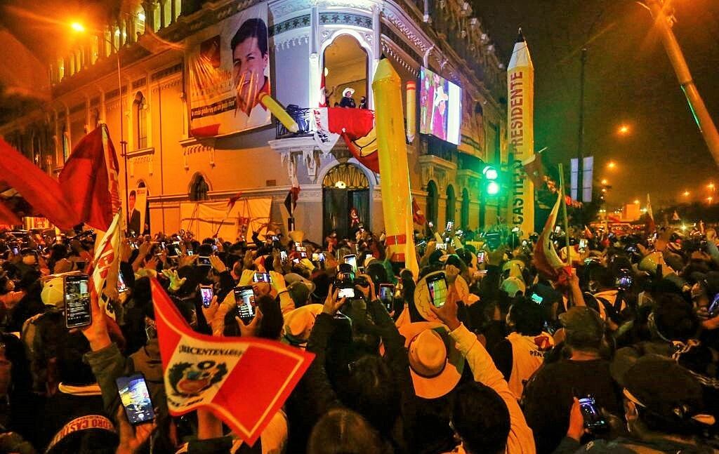 Seguidores de Pedro Castillo acompañan al mandatario electo en Lima