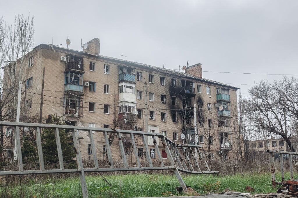 Un edificio afectado por los misiles en la localidad de Soledar en Ucrania