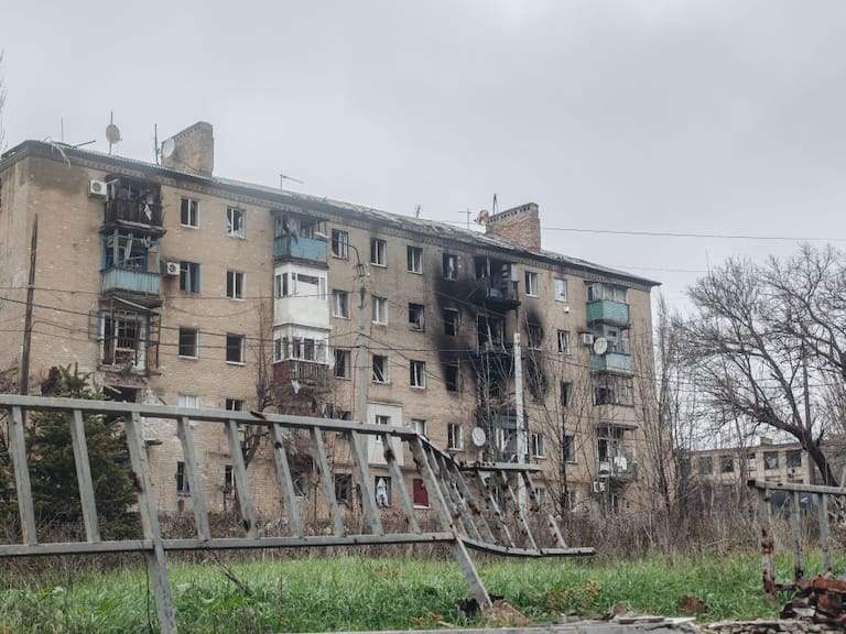 Un edificio afectado por los misiles en la localidad de Soledar en Ucrania