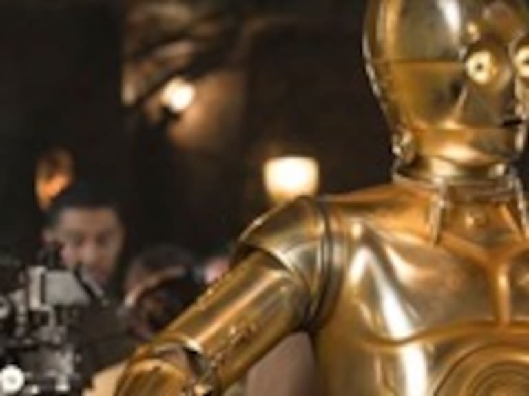 ¿Por qué C-3PO tenía el brazo rojo en The Force Awakens?