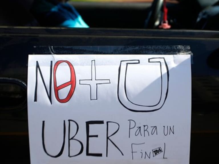 Vocero de taxis colectivos contra ley Uber: «Voy a tener que quemar un auto frente a La Moneda»
