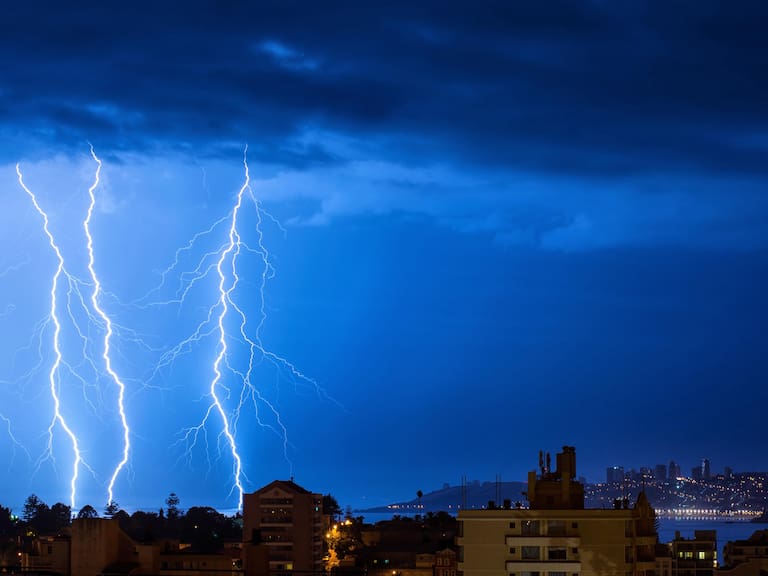 Meteorología emitió aviso de tormentas eléctricas para ocho regiones del país a partir de este miércoles