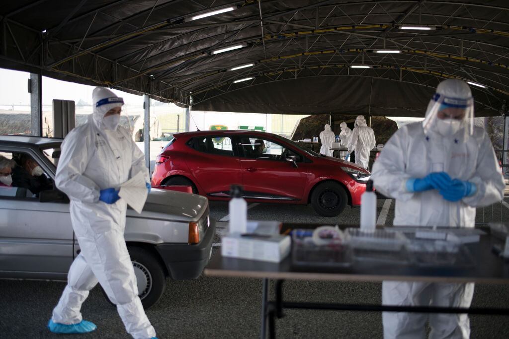 Trabajadores efectúan exámenes del Covid-19 en Turín