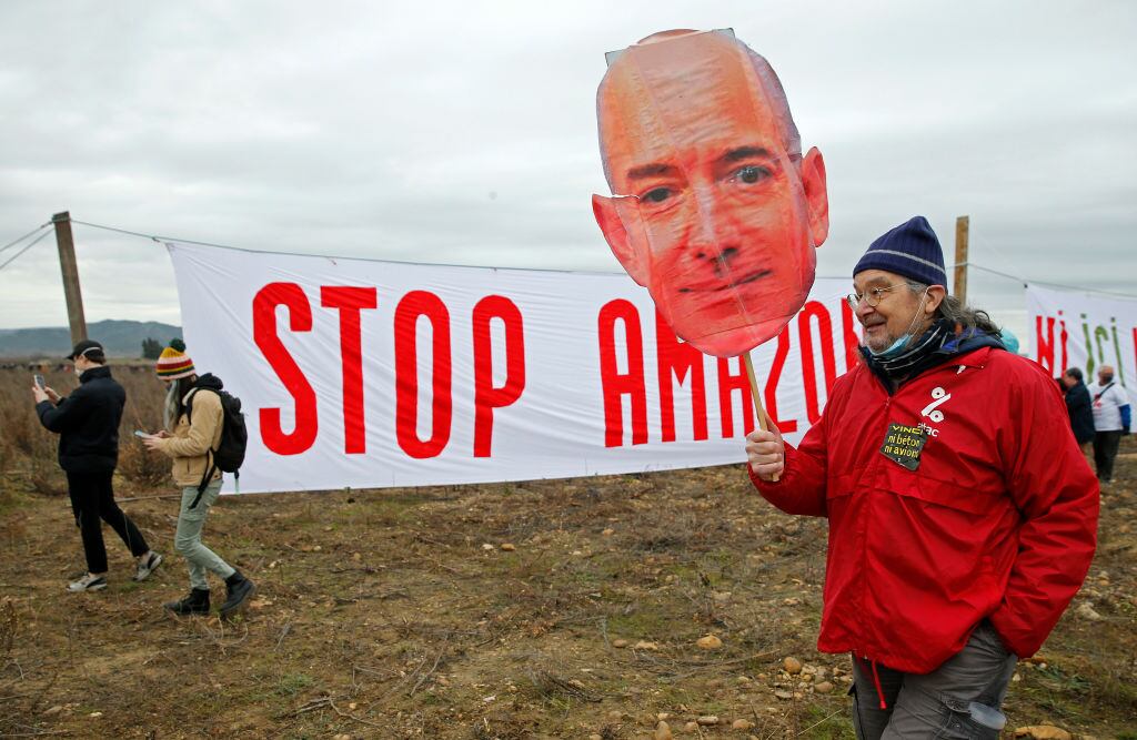Protesta contra la instalación de un centro de Amazon en Francia