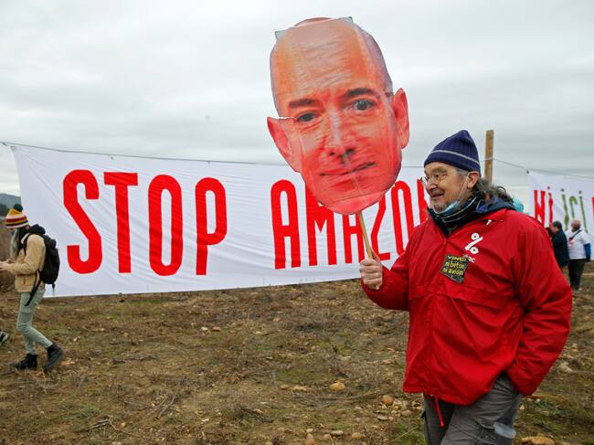 Protesta contra la instalación de un centro de Amazon en Francia