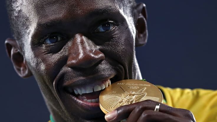 ¿Por qué los deportistas muerden sus medallas en los Juegos Olímpicos? Esta es la explicación detrás de la costumbre