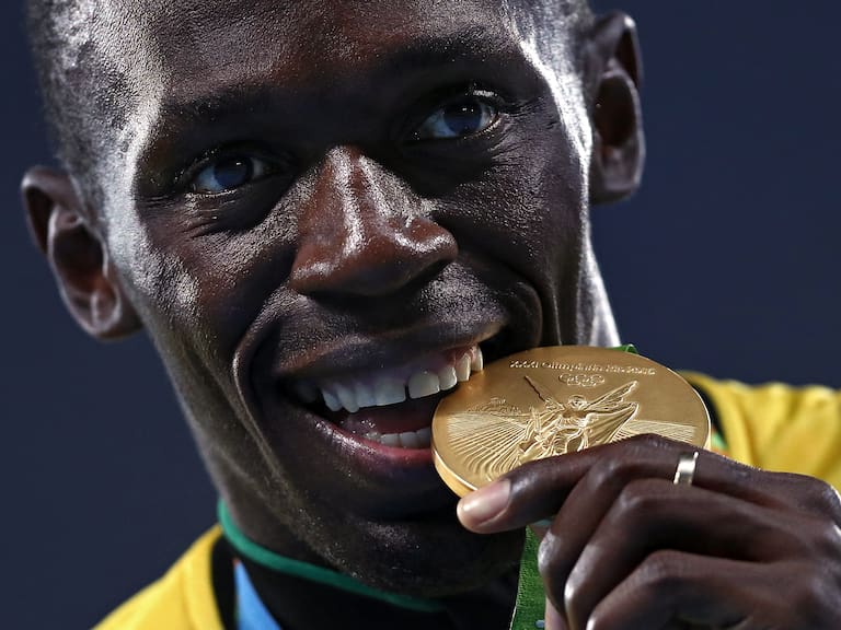 ¿Por qué los deportistas muerden sus medallas en los Juegos Olímpicos? Esta es la explicación detrás de la costumbre