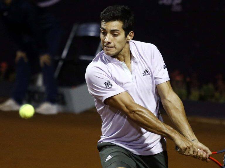 27 de Febrero 2020/ SANTIAGO
El tenista Cristian Garin (CH) regresa la bola, durante el partido de cuartos de final contra el jugador Alejandro Davidovich (ESP), valido por la ATP 250 Santiago, realizado en las canchas de tenis del Club Universidad Católica en San Carlos de Apoquindo, ubicada en la Comuna de Las Condes
FOTO: Jose Francisco Zuñiga /AGENCIAUNO