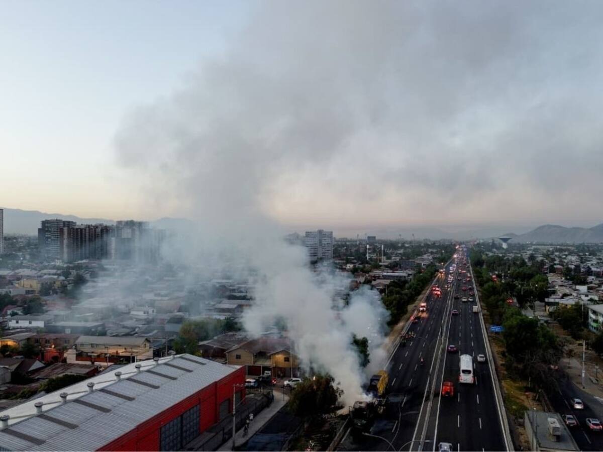 Camión se incendia por completo en Ruta 5 y provoca corte de tránsito hacia el centro de Santiago