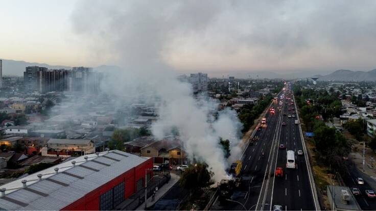 Camión se incendia por completo en Ruta 5 y provoca corte de tránsito hacia el centro de Santiago