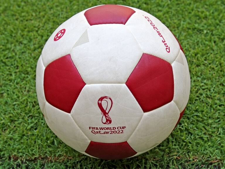 Con 75 años, argentina fanática del fútbol se gastó toda su pensión rellenando álbumes del mundial