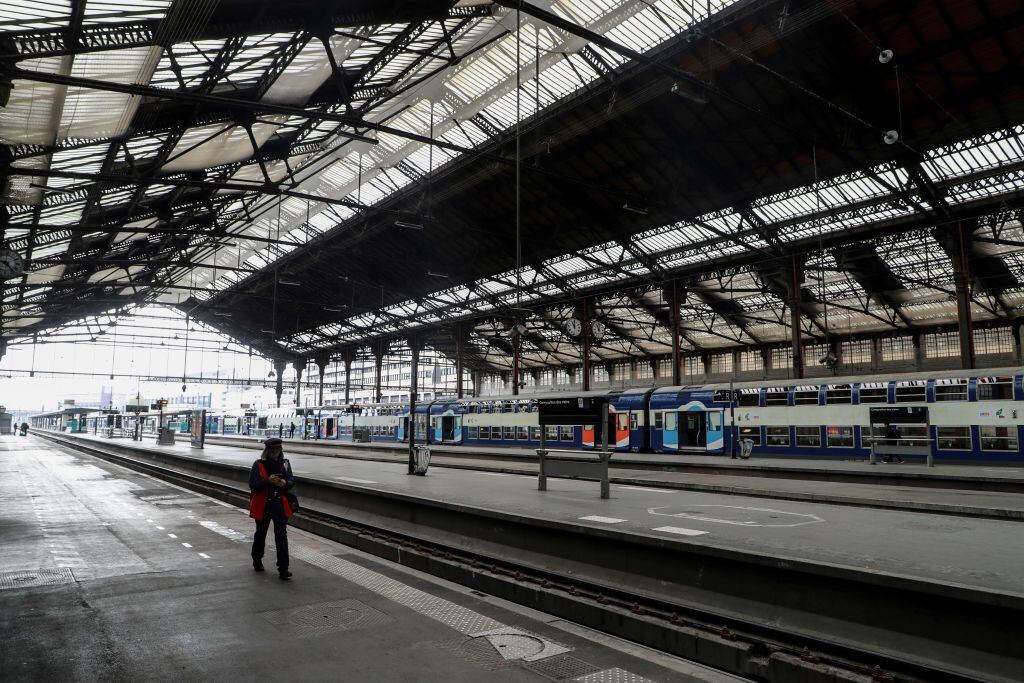 Una vacía estación de trenes en Francia
