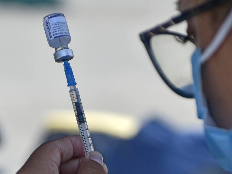 10 de Enero de 2022 / IQUIQUEUna TENS manipula una vacuna durante el inicio al proceso de vacunación con cuarta dosis contra el Covid-19, en el vacunatorio al auto realizado en el estacionamiento de la UNAP.
FOTO: CRISTIAN VIVERO BOORNES / AGENCIAUNO