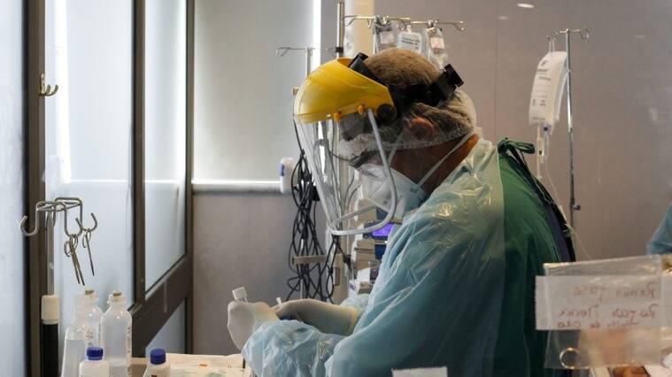 28 de Mayo de 2020/TALCAHUANO
Personal medico recolecta muestras para cultivos, a paciente infectado con Covid-19, en la UCI del Hospital Las Higueras de Talcahuano, durante el estado de catstrofe decretado por la pandemia Covid-19 en todo el pas.
Fotografia tomada el 06 de Mayo de 2020
FOTO:SEBASTIAN BROGCA/AGENCIAUNO