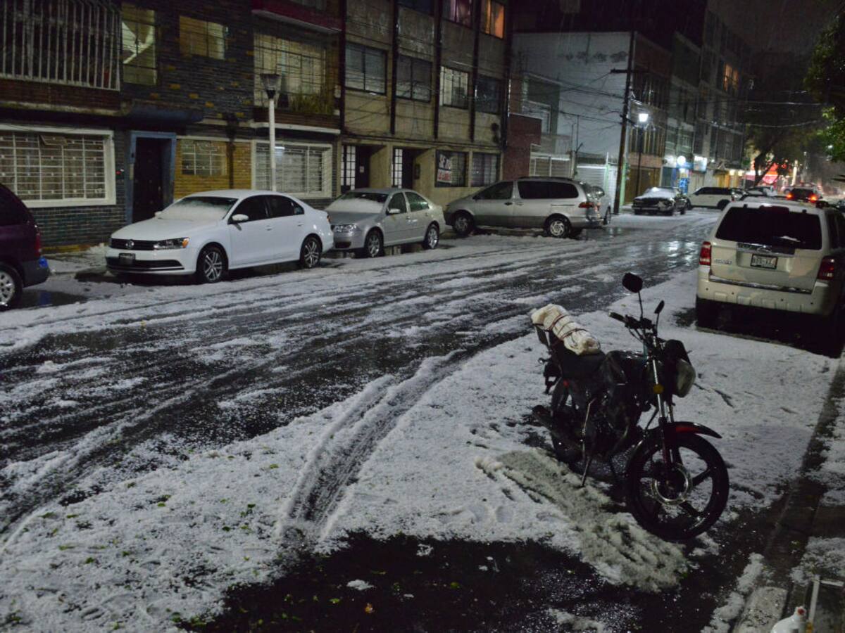 Granizo sorprendió a Ciudad de México y provoca el desplome del techo de un supermercado