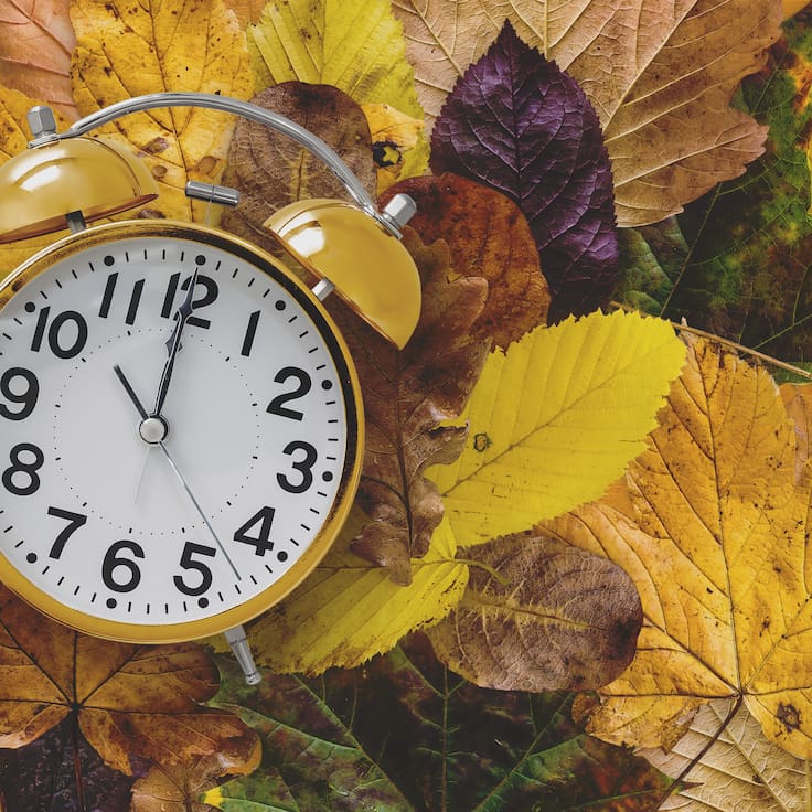 ¿Se atrasa o se adelanta? Todo lo que debes saber del cambio de hora en Chile de este sábado 4 de abril