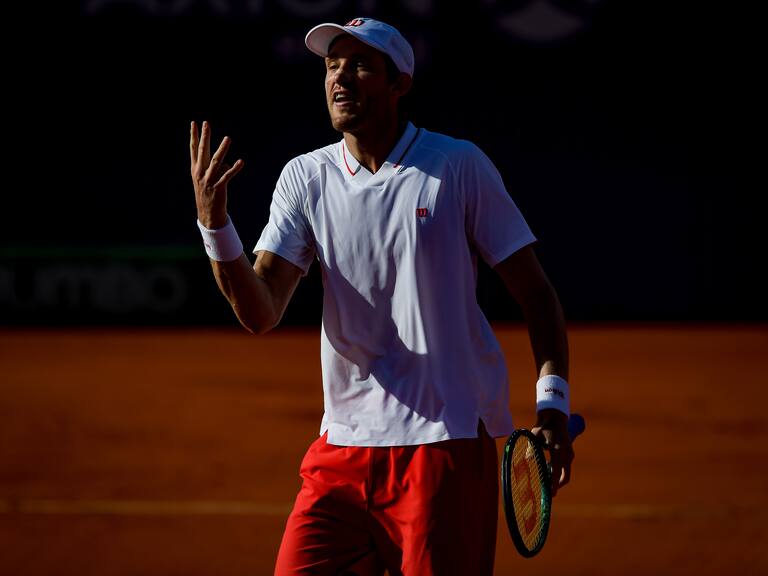 BUENOS AIRES, ARGENTINA - FEBRUARY 12: Nicolas Jarry of Chile reacts against Diego Schwartzman of Argentina during day 3 of the IEB+ Argentina Open 2025 at Buenos Aires Lawn Tennis Club on February 12, 2025 in Buenos Aires, Argentina. (Photo by Marcelo Endelli/Getty Images)