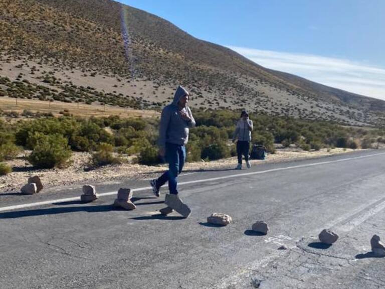 Colchane: Funcionarios municipales despejaron vía bloqueada por migrantes en la ruta 15 CH