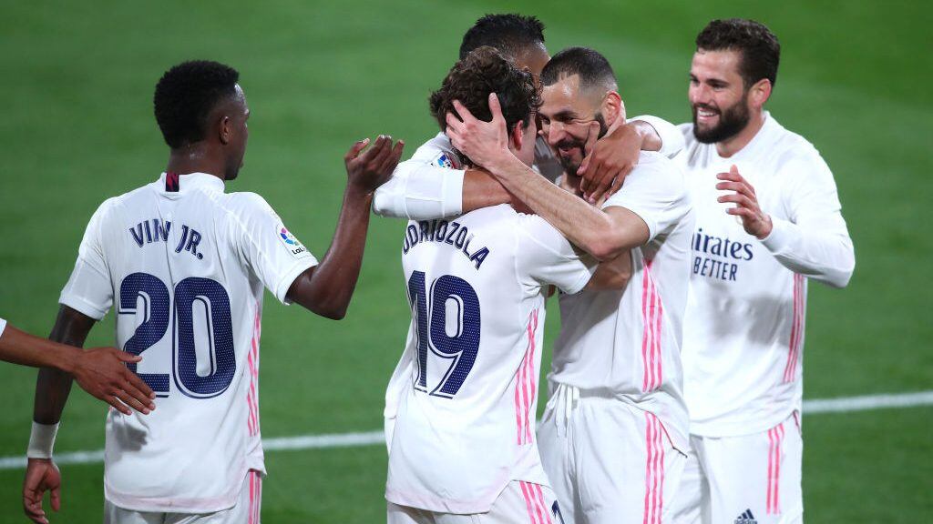 CADIZ, SPAIN - APRIL 21: Alvaro Odriozola of Real Madrid celebrates with Karim Benzema after scoring their side's second goal during the La Liga Santander match between Cadiz CF and Real Madrid at Estadio Ramon de Carranza on April 21, 2021 in Cadiz, Spain. Sporting stadiums around Spain remain under strict restrictions due to the Coronavirus Pandemic as Government social distancing laws prohibit fans inside venues resulting in games being played behind closed doors. (Photo by Fran Santiago/Getty Images)