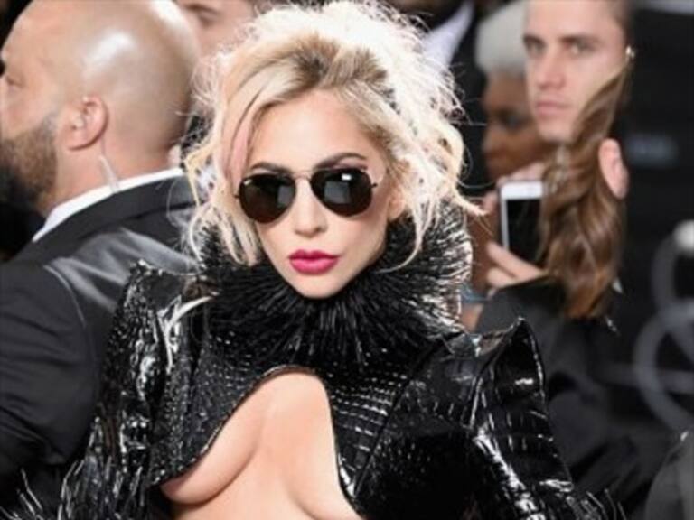 Grammy 2017: Lady Gaga deslumbró con sexy look junto a Metallica