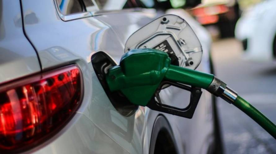Anuncian importante baja en precio de combustibles: revisa cuál será el nuevo valor
