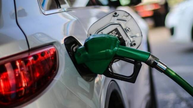 Anuncian importante baja en precio de combustibles: revisa cuál será el nuevo valor