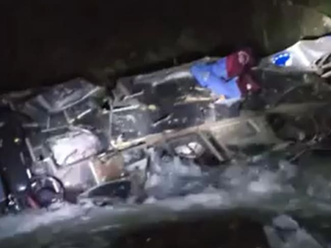 Duelo provincial en Perú: bus cae a un abismo de 200 metros y deja al menos 25 fallecidos 